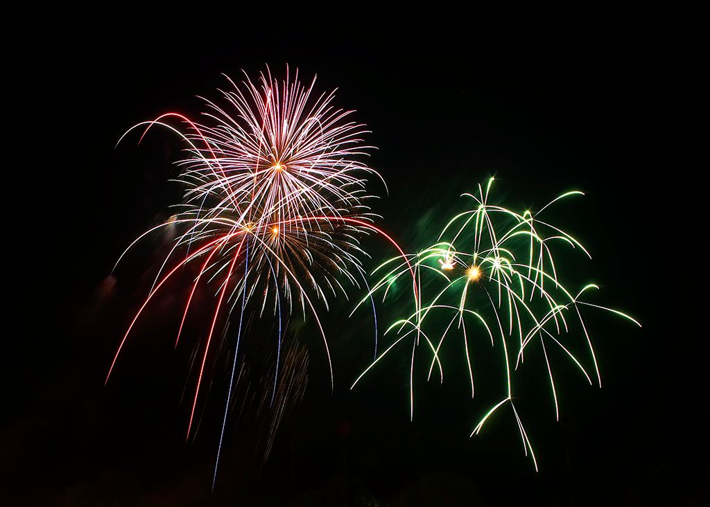 IMAGE: http://i255.photobucket.com/albums/hh124/DKCPhoto/sample%20photos/Fireworks.jpg
