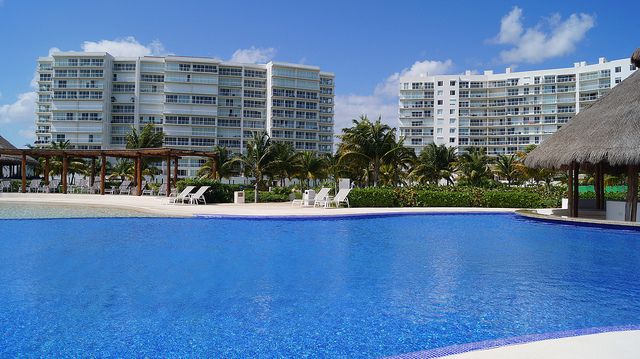 Amara Cancun pool