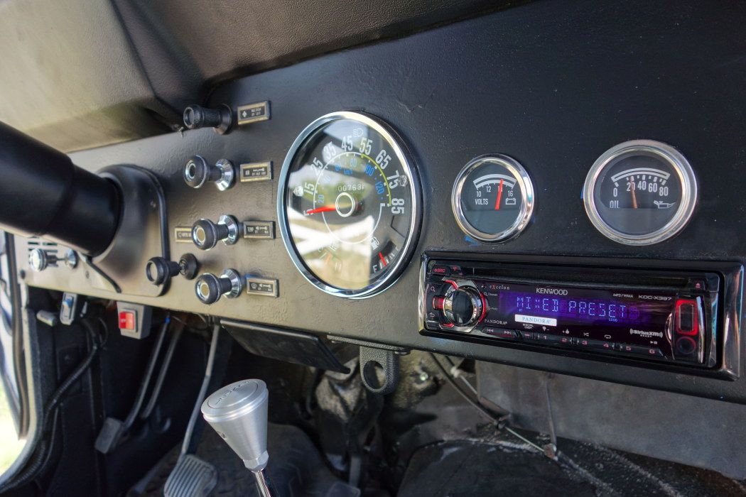 jeep 1983 dash cj v8 4x4 built wheel drive power classic stereo kenwood gauges odometer excelon removable reset displays fm
