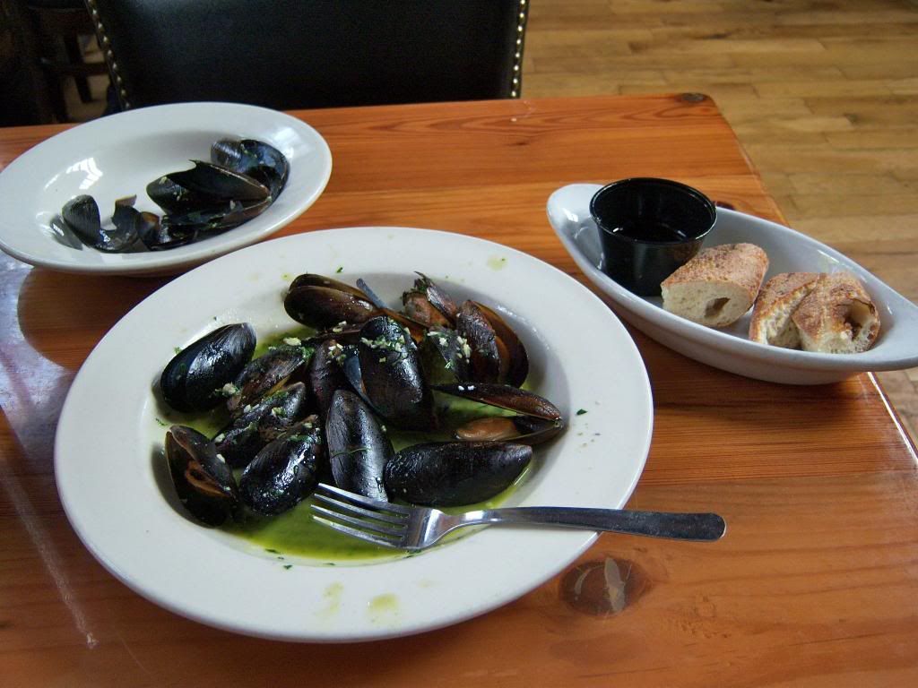Deanno's Pizza mussels and bread w/ olive oil photo 100_6931_zpsd9f9ce41.jpg