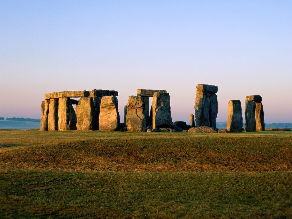 FamousRockGroupStonehengeWiltshireE.jpg