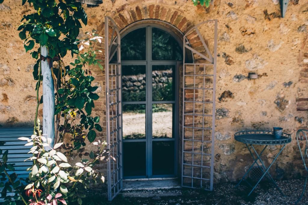 photo outsidedetail_zps56fde397.jpg