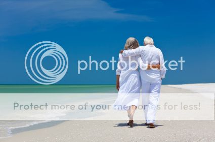  photo Couple on Beach_zpsfyto5xrm.jpg