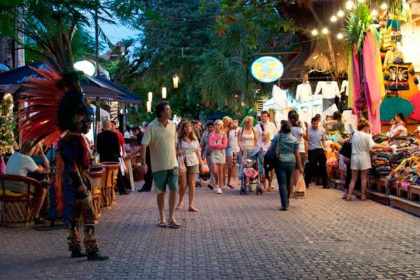 americans enjoying the fifth avenue in playa del carmen